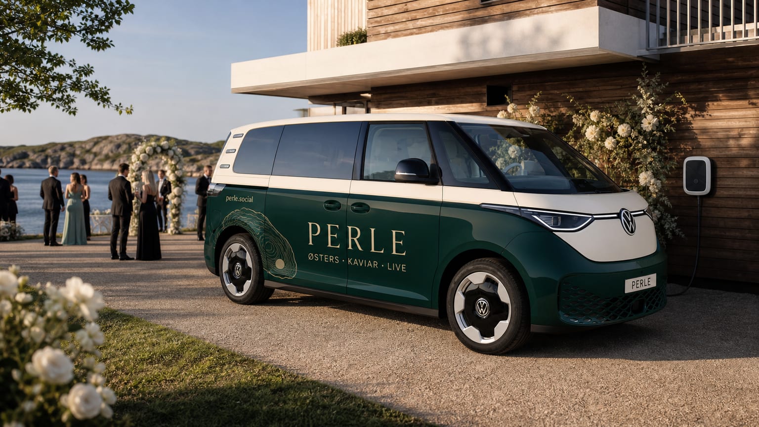 PERLE-bilen står ladet utenfor et bryllupslokale ved sjøen, med selskapet samlet i bakgrunnen